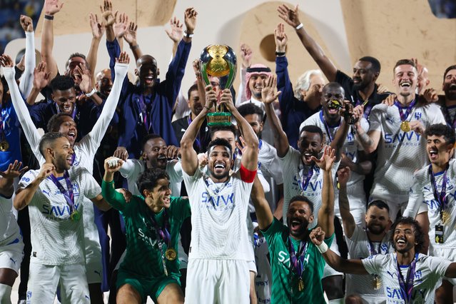 Salem Al Dawsari of Al Hilal lifts the trophy with the squad as he celebrates the victory and winning the Saudi Super Cup Final match between Al Nassr and Al Hilal at Prince Sultan bin Abdul Aziz Stadium on August 17, 2024 in Abha, Saudi Arabia. (Photo by Yasser Bakhsh/Getty Images)