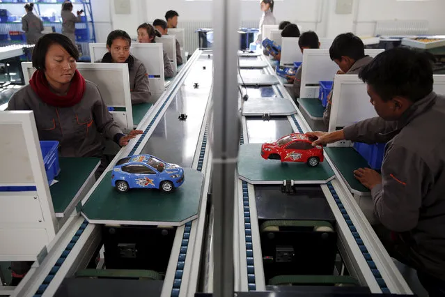Students work on an improvised car assembly line as a group of foreign reporters visits a vocational school on a government organised tour in Lhasa, Tibet Autonomous Region, China, November 19, 2015. (Photo by Damir Sagolj/Reuters)