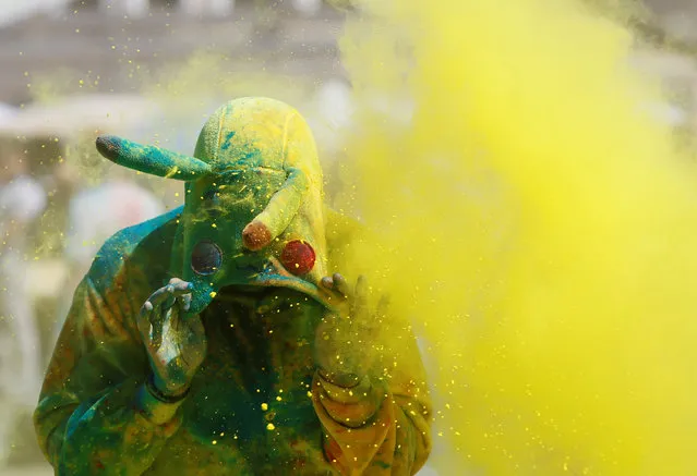 A participant is covered in coloured powder during the Colour Run in Kiev, Ukraine, June 4, 2017. (Photo by Valentyn Ogirenko/Reuters)