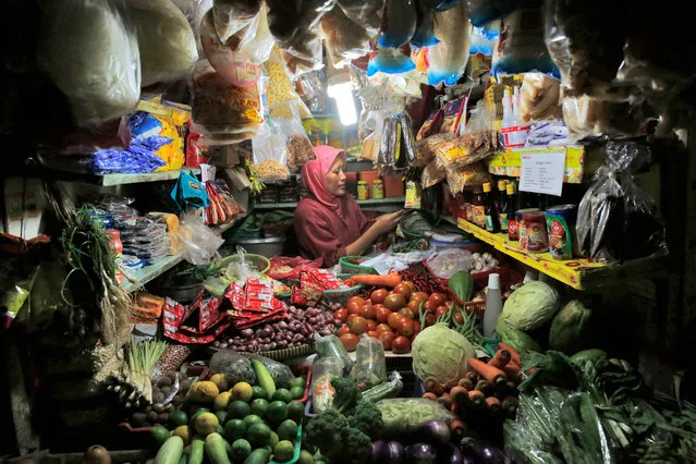 An Indonesian vegetable vendor waits for customers at a traditional market in Jakarta, Indonesia, 05 June 2017. Reports state Indonesia's Central Bureau of Statistics (BPS) released Indonesia's economic growth figures saying during the first quarter of 2017 experienced a growth of 5,01 per cent compared to the same period in the previous year 2016. (Photo by  Adi Weda/EPA)