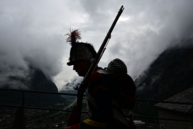 A performer takes part in a re-enactment of the passage of Napoleon Bonaparte with his troops in May 1800 during the Second Italian Campaign, on June 4, 2023 in Bard, Valley of Aosta. (Photo by Marco Bertorello/AFP Photo)