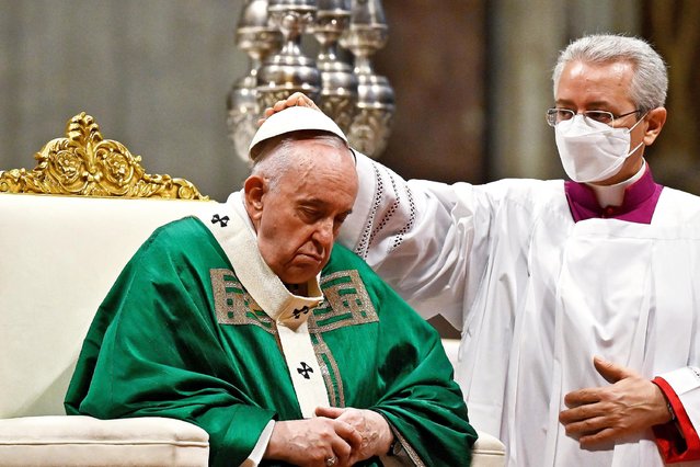 Pope Francis holds the mass marking the Roman Catholic Church's World Day of the Poor, in St. Peter's Basilica at the Vatican on November 14 2021. (Photo by Alberto Pizzoli/AFP Photo)