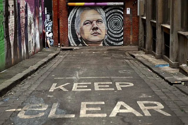 A mural of Julian Assange adorns a roller door in a Melbourne inner-city laneway on June 20, 2022. Former Australian foreign minister Bob Carr on June 20 called for his country to demand the United States drop its prosecution of WikiLeaks founder Julian Assange. (Photo by William West/AFP Photo)