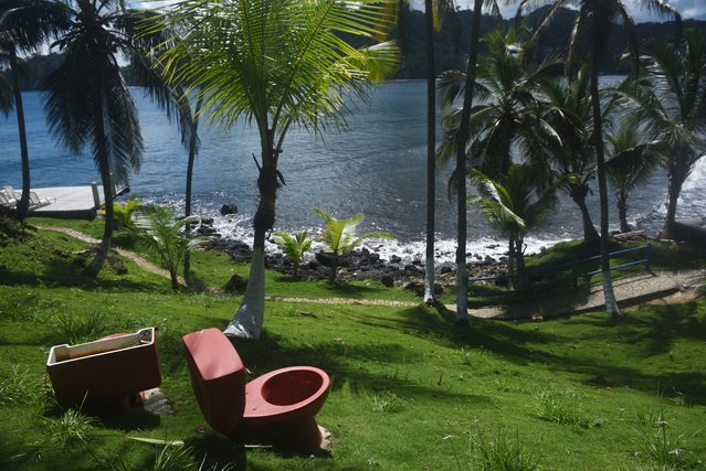 Toilets painted in red are seen on the garden of a hotel in Isla Grande, 100 km from Panama City, Panama on November 11, 2017. (Photo by Rodrigo Arangua/AFP Photo)