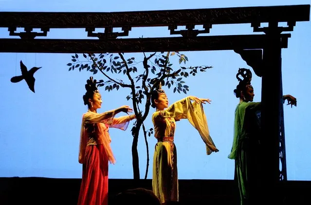 The performance at a dinner show in Xi'an. (Photo by Mark Edelson/The Palm Beach Post)