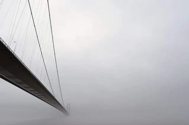 The Humber bridge near Hull in north east England is obscured by low cloud on December 22, 2017. (Photo by Paul Ellis/AFP Photo)