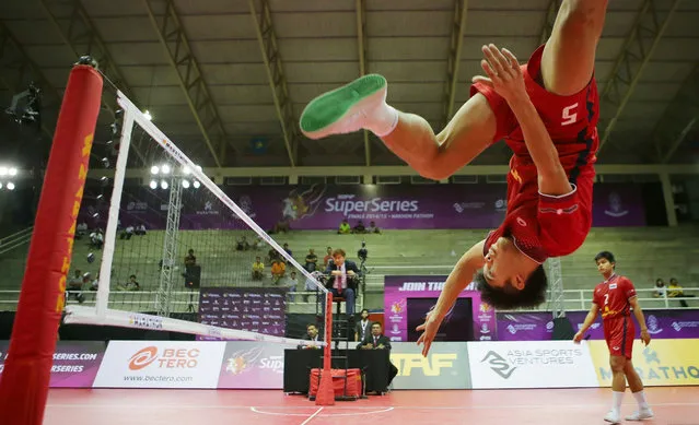 Sepak Takraw, ISTAF Super Series Finals Thailand 2014/2015, Nakhon Pathom Municipal Gymnasium, Huyjorake Maung, Nakonprathom, Thailand on October 21, 2015: Thailand's Thawisak Thongsai in action during the group stage match. (Photo by Asia Sports Ventures/Action Images via Reuters)