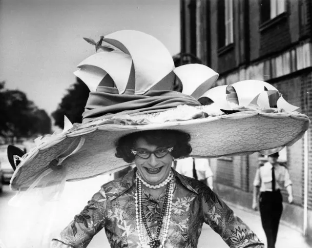 Australian comedian Barry Humphries, dressed as his most famous character Dame Edna Everage, modelling a stunning Ascot hat based on the Sydney Opera House on June 15, 1976.  (Photo by Wesley/Getty Images)