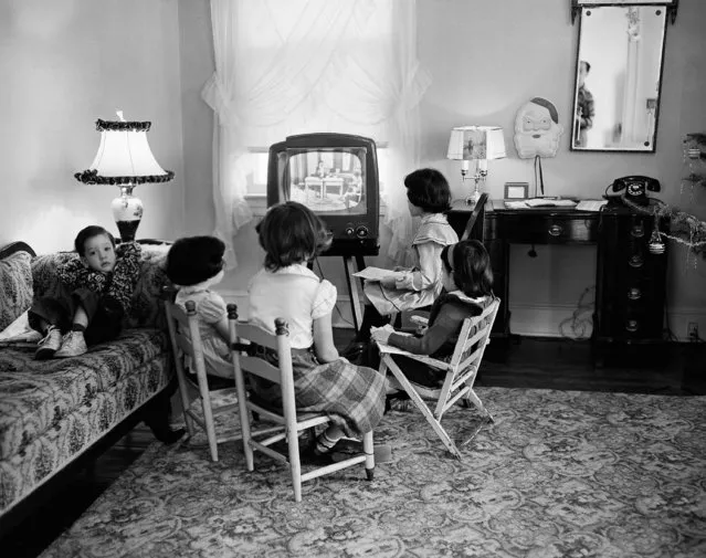 Four school children watch a teacher giving them a lesson via television at home in Baltimore, Md., January 6, 1953.  Students reported to chilly school buildings at 9 am only to be sent home with schedules of programs to watch. A strike of municipal workers has shut down more than half the public schools in the Balitmore area. Dont worry about the little guy on the left playing hookey, he's only two. (Photo by AP Photo)