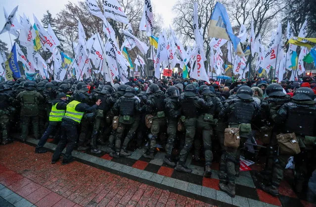 Ukrainian law enforcement officers block demonstrators during a rally held by entrepreneurs and representatives of small businesses near the parliament building amid the coronavirus disease (COVID-19) outbreak in Kyiv, Ukraine November 17, 2020. Entrepreneurs gathered to demand governmental support and the cancellation of weekend lockdowns introduced to curb the spread of the coronavirus. (Photo by Valentyn Ogirenko/Reuters)