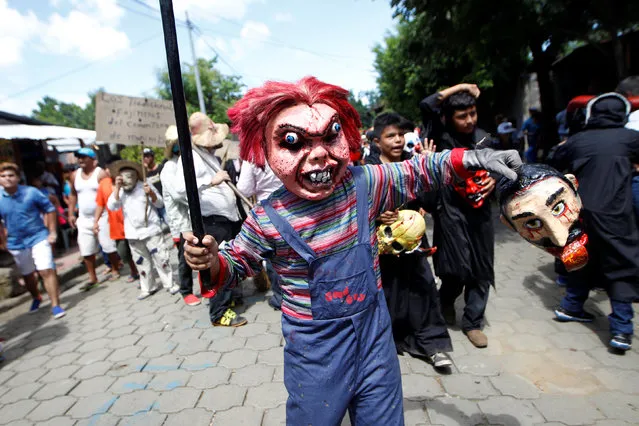 A performer dressed as the character Chucky dances during the annual “Torovenado del Pueblo” festival, held in honour of San Jeronimo, the patron saint of the city of Masaya, Nicaragua October 30, 2016. (Photo by Oswaldo Rivas/Reuters)