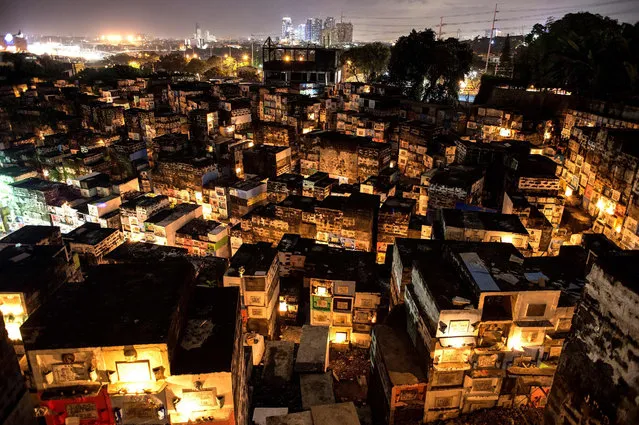A general shot shows the Barangka Cemetery in Marikina, east of Manila on October 31, 2016, on the eve of the traditional All Souls' Day. Millions across the Philippines will visit cemeteries to pay their respects to their dead, in an annual tradition that combines catholic religious rites with the country's penchant for festivity. (Photo by Noel Celis/AFP Photo)