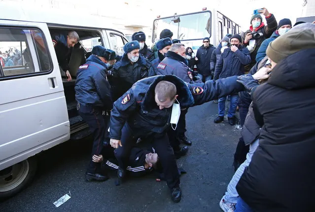 Law enforcement officers restrain a protester during a rally in support of jailed Russian opposition leader Alexei Navalny in Vladivostok, Russia on January 23, 2021. (Photo by Sergei Shevchenko/Reuters)