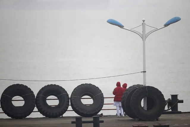 Medical staff stand at the scene site after a tug boat sank in the Yangtze River, near Jingjiang, Jiangsu province January 16, 2015. (Photo by Aly Song/Reuters)