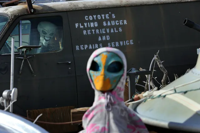 A roadside collection of alien dolls and toy UFO saucers is seen next to a roadside residence neat Jacumba, California, United States, October 7, 2016. (Photo by Mike Blake/Reuters)