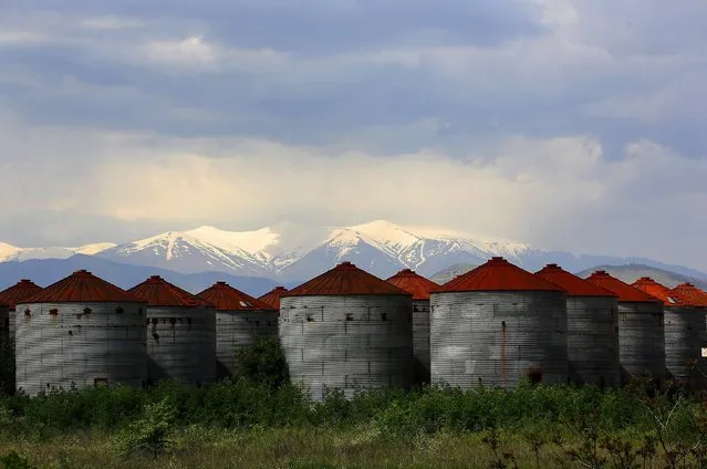 Deserted grain silos are seen in front of the snowcapped Mount Olympus near the town of Larissa in Thessaly region, Greece April 22, 2015. (Photo by Yannis Behrakis/Reuters)
