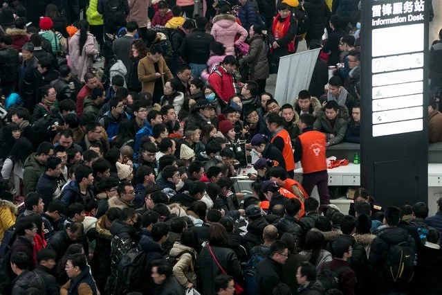 Passengers crowd to seek refunds on their tickets at a counter after trains were delayed due to heavy snow, during the travel rush ahead of the upcoming Spring Festival, in Hangzhou, Zhejiang province, February 1, 2016. (Photo by Reuters/China Daily)