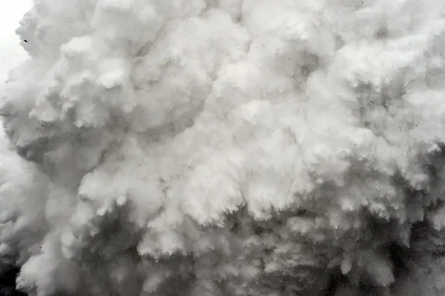 “Avalanche”. Spot News, second prize stories. Roberto Schmidt, Germany, AFP. A wall of rock, snow and debris roars toward Everest Base Camp, Nepal, April 25, 2015. A wall of rock, snow and debris slammed on Everest Base Camp in Nepal on April 25, 2015, killing at least 22 people and injuring many more. The avalanche was triggered by a powerful 7.8-magnitude earthquake that killed more than 8,000 people elsewhere in the country. (Photo by Roberto Schmidt/World Press Photo Contest)