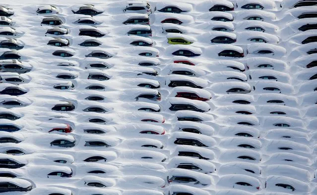 Cars sit buried in snow near Hamden, Connecticut, on February 10, 2013, in the aftermath of a storm that hit Connecticut and much of New England. (Photo by Craig Ruttle/AP Photo)