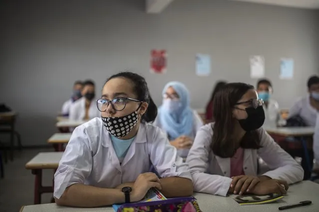 Students wear robes and face masks as they attend first day of new school year in Rabat, Morocco, Friday, October 1 2021. Morocco delayed the return of schools until first of October to vaccinate 12-17 year old children against covid-19. (Photo by Mosa'ab Elshamy/AP Photo)