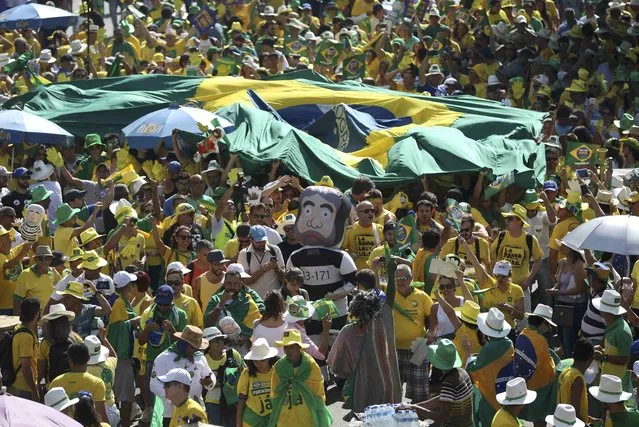 Brazilians demonstrate for the impeachment of President Dilma Rousseff with an inflatable doll depicting former President Luiz Inacio Lula da Silva, as the Lower House of Congress voted in Brasilia, Brazil April 17, 2016. (Photo by Adriano Machado/Reuters)