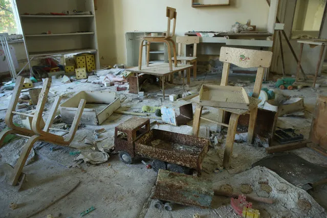 Toys and children's chairs lie in the “Zlataya ribka” (“Golden little fish”) abandoned kindergarten on September 30, 2015 in Pripyat, Ukraine. (Photo by Sean Gallup/Getty Images)