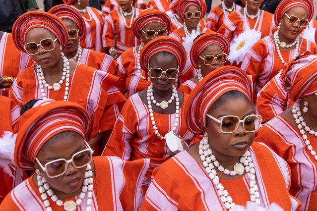 Members of the Egbe Obaneye Obinrin parade to pay homage to the King, Awuja Ile of Ijebuland, during the annual Ojude Oba festival in Ijebu Ode on June 18, 2024. Ojude Oba festival is an ancient festival celebrated by the Yoruba people of Ijebu Ode, a town in Ogun State Nigeria. This annual festival usually takes place the third day after Eid El Kabir to pay homage and show respect to the King the Awujale of Ijebuland. (Photo by Toyin Adedokun/AFP Photo)