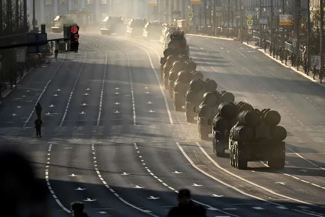 A column of Russian missile S-400 Triumf systems drive along the Garden Ring road towards the Red Square for a rehearsal of the Victory Day military parade, in central Moscow on May 4, 2022. Russia will celebrate the 77th anniversary of the 1945 victory over Nazi Germany on May 9. (Photo by Kirill Kudryavtsev/AFP Photo)