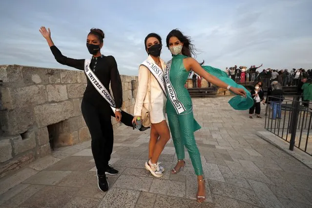 Miss Colombia Valeria Ayos (L), Miss Armenia Nane Avetisyan (C) and Miss India Harnaaz Sandhu pose as members of the Miss Universe beauty pageant tour Jerusalem's Old City, 30 November 2021, ahead of the 70th Miss Universe contest that will be held in Eilat city at the Red Sea resort in December. (Photo by Atef Safadi/EPA/EFE)
