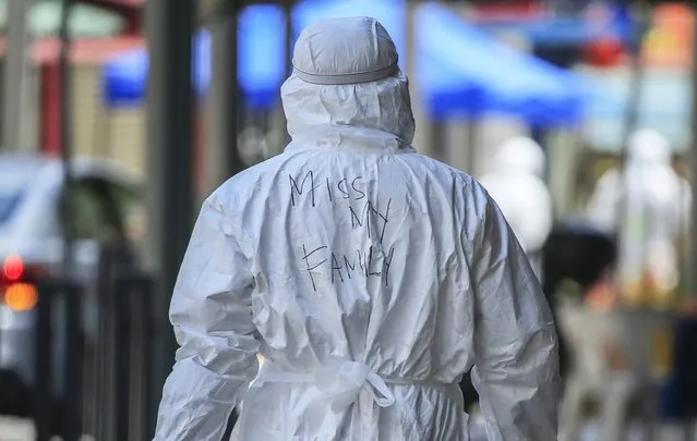 A health ministry official wearing a protective suit has written on his back “Miss My Family” at the red zone area in Kuala Lumpur, Malaysia, 10 April 2020. Countries around the world are taking increased measures to stem the widespread of the SARS-CoV-2 coronavirus which causes the Covid-19 disease. (Photo by Fazry Ismail/EPA/EFE)