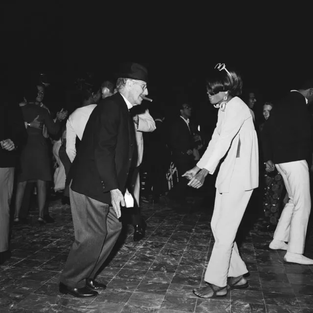 Seventy-year-old Groucho Marx showed his youth as he did the frug with Diana Ross, 22-year-old lead singer of the supremes, a female rock n roll group, at an outdoor barbecue party. The party was given by actor-singer Bobby Darin at his Bel-Air home in Los Angeles on August 19, 1966. Groucho later admitted that is was the first time he had been on a dance floor in 20 years. (Photo by AP Photo)