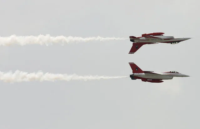 Members of the Republic of Singapore Air Force Black Knights aerobatic team perform during a show at a military airport in Bangkok, April 24, 2008. (Photo by Chaiwat Subprasom/Reuters)