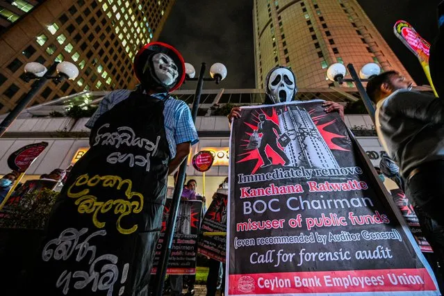 Members of Ceylon Bank employees union protest against Bank of Ceylon management outside the Bank of Ceylon headquarters in Sri Lanka's capital Colombo on October 21, 2022. (Photo by Ishara S. Kodikara/AFP Photo)