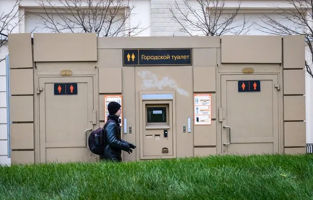 A man walks past a public toilet with a sign reading “Out of Service” at Pushkinskaya Square in downtown Moscow, Russia on November 15, 2017. (Photo by Yuri Kadobnov/AFP Photo)