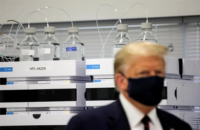 President Donald Trump wears a protective face mask during a tour of the Fujifilm Diosynth Biotechnologies' Innovation Center, a pharmaceutical manufacturing plant where components for potential coronavirus vaccine candidate Novavax are being developed, in Morrisville, North Carolina, July 27, 2020. (Photo by Carlos Barria/Reuters)
