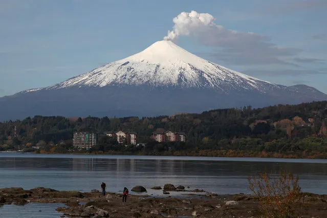 Villarrica Volcano is seen from Villarrica town, Chile, May 4, 2016. (Photo by Cristobal Saavedra/Reuters)