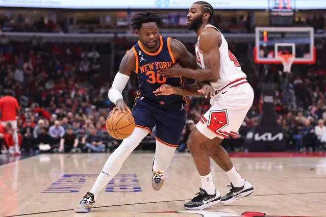 Julius Randle #30 of the New York Knicks drives to the basket against Patrick Williams #44 of the Chicago Bulls during the first half at United Center on December 14, 2022 in Chicago, Illinois. (Photo by Michael Reaves/Getty Images)