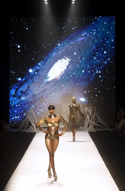 A model presents a creation by Colombian designer Hernan Zajar during Cali Exposhow in Cali, Colombia, October 17, 2015. (Photo by Jaime Saldarriaga/Reuters)