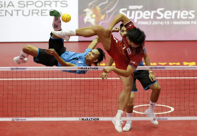 Sepak Takraw, ISTAF Super Series Finals Thailand 2014/2015, Nakhon Pathom Municipal Gymnasium, Huyjorake Maung, Nakonprathom, Thailand on October 21, 2015: Thailand's Thawisak Thongsai (front) and The Philippines' Rhey Jey Ortuste in action during their group stage match. (Photo by Asia Sports Ventures/Action Images via Reuters)