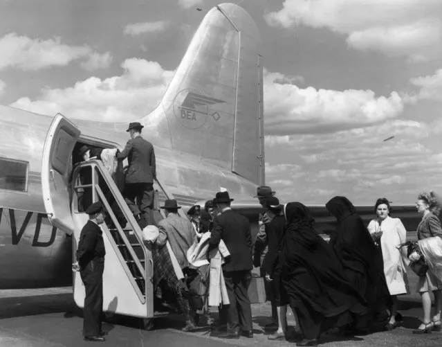 Passengers queuing to board the British European Airways Vickers Viking aircraft, circa 1950. (Photo by Fox Photos/Getty Images)