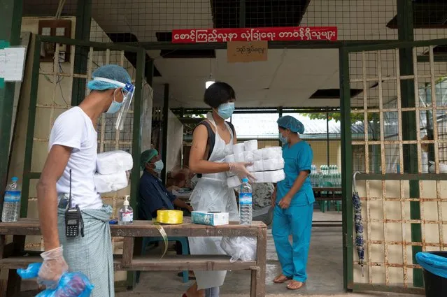 Volunteers wearing face shield and other protective equipments work at a quarantine center, amid the outbreak of the coronavirus disease (COVID-19), in Yangon, Myanmar, September 24, 2020. (Photo by Shwe Paw Mya Tin/Reuters)