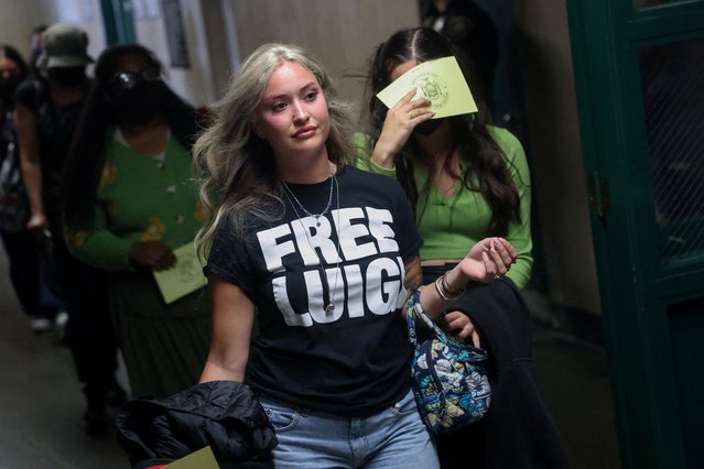 A woman wearing a “Free Luigi” T-shirt walks at the Manhattan Supreme Court on the day Luigi Mangione, the suspect in the killing of UnitedHealthcare chief executive Brian Thompson, is to appear on New York State murder and terrorism charges, in New York City, U.S., on September 16, 2025. (Photo by Mike Segar/Reuters)