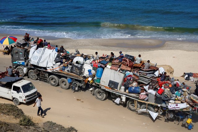 Displaced Palestinians, fleeing northern Gaza due to an Israeli military operation, move southward after Israeli forces ordered residents of Gaza City to evacuate to the south, in the central Gaza Strip on September 17, 2025. (Photo by Mahmoud Issa/Reuters)
