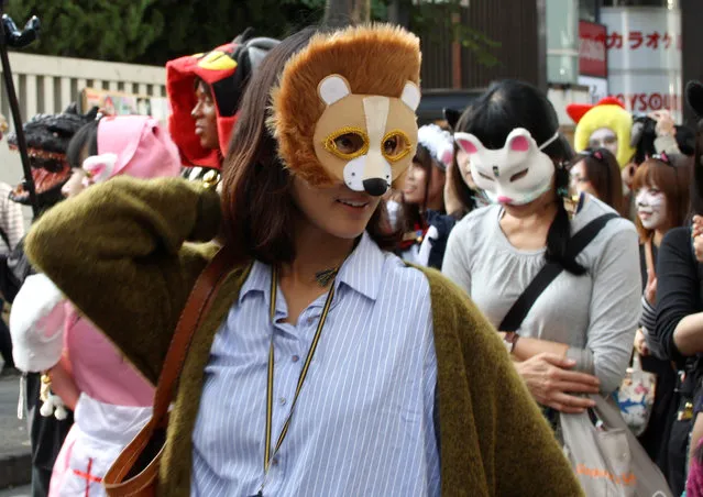 Participants wearing animal masks, attend an annual ghost cat “Bakeneko” festival in Tokyo, Japan, October 16, 2016. (Photo by Miyu Ando/Reuters)
