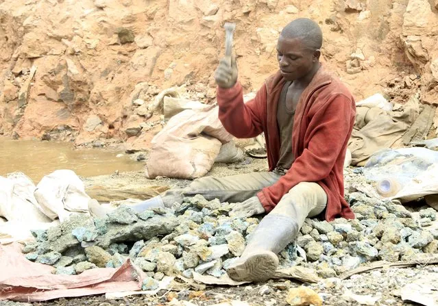 An artisanal miner works at a cobalt mine-pit in Tulwizembe, Katanga province, Democratic Republic of Congo, November 25, 2015. (Photo by Kenny Katombe/Reuters)