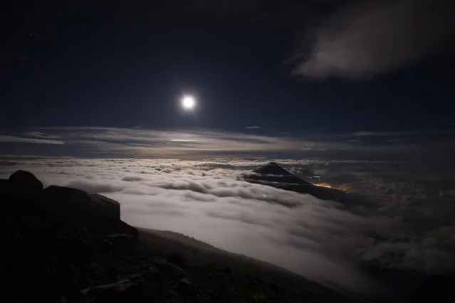 A view of the full moon over Volcan de Fuego (Volcano of Fire) Volcano, in Chimaltenango, Guatemala, 14 November 2016. The moon is the largest full moon since 1948, also known as the “supermoon”, when the moon reaches its closest point to Earth. The next time the moon will be this close will be on 25 November 2034. (Photo by Santiago Billy/EPA)