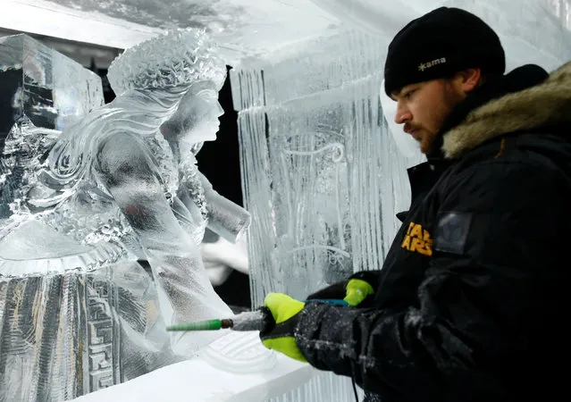 A sculptor works on an ice sculpture at the Snow and Ice Sculpture Festival “Eiswelt Mainz” in Mainz, Germany, November 22, 2016. (Photo by Ralph Orlowski/Reuters)