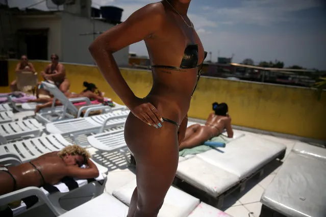 A woman poses for a photo showing her perfect bikini mark after sunbathing on a terrace at the Erika Bronze spa in Rio de Janeiro, Brazil, November 22, 2016. (Photo by Pilar Olivares/Reuters)