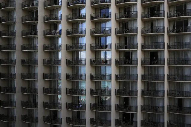 The sky and ocean are reflected in the windows of the Outrigger hotel in the Waikiki district of Honolulu, Hawaii December 29, 2015. (Photo by Jonathan Ernst/Reuters)