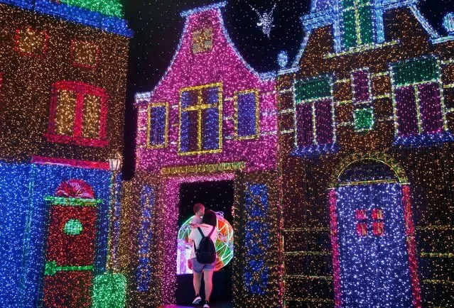 People tour a Christmas attraction featuring a display of more than 800,000 light bulbs in Universal Studios Singapore December 12, 2016. (Photo by Edgar Su/Reuters)
